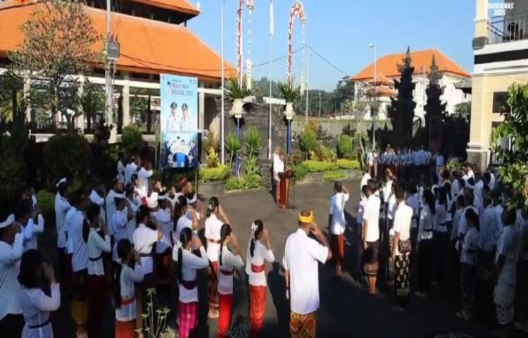 Upacara Bendera Peringatan Hardiknas di Kabupaten Karangasem 2025